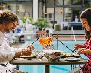 Ein paar am Pool am Essen