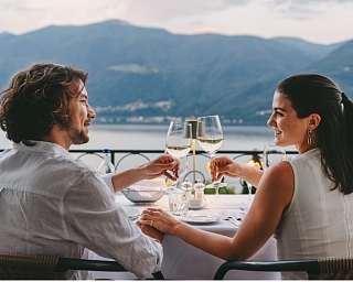 Ein Paar beim romantischen Dinner
