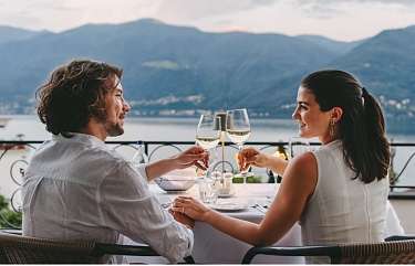 Un couple lors d’un dîner romantique